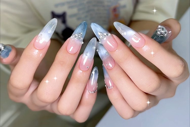 粉蓝渐变碎钻美甲